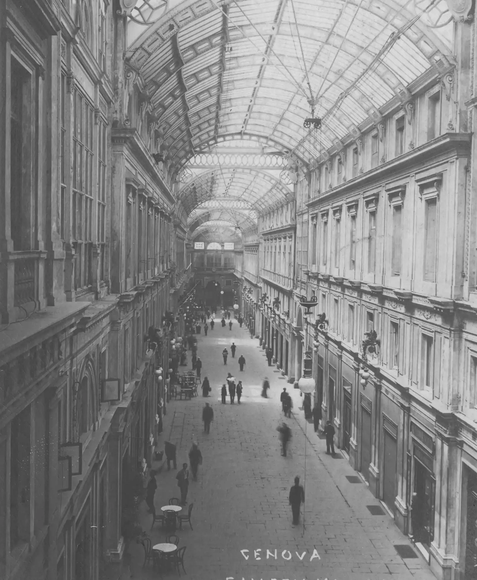 Fotografia storica in bianco e nero della Galleria Mazzini vista dall’alto con passanti.